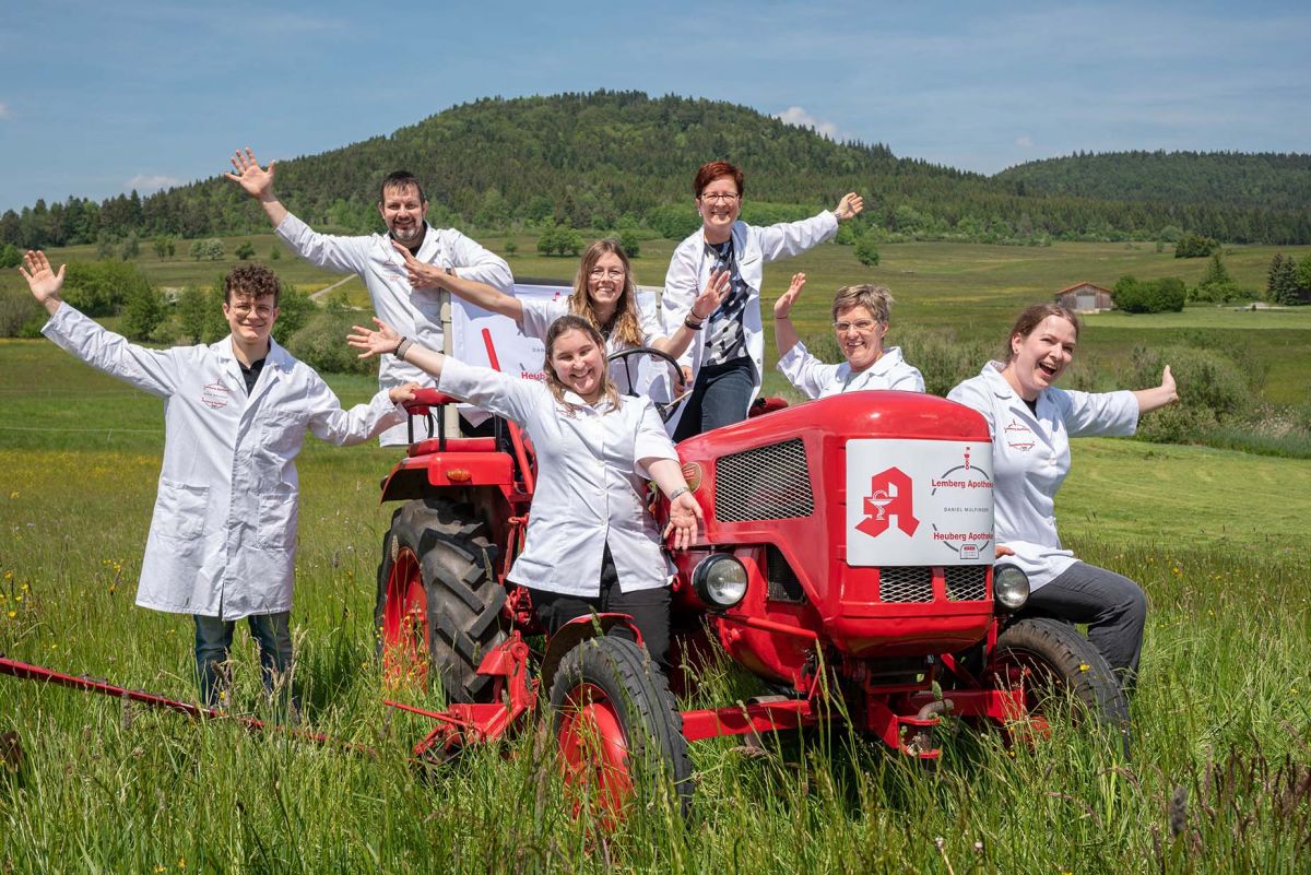 Foto vom Team der Lemberg Apotheke auf einem Traktor